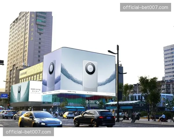 商业载体数字化：传统静态广告板升级为LED电子屏