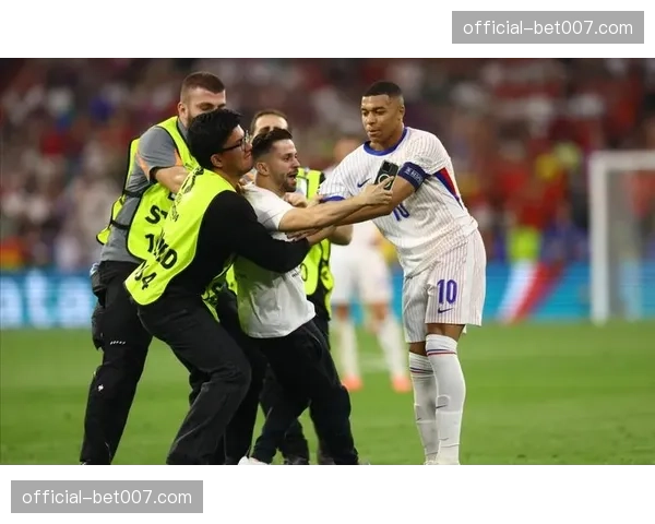 球员个人社媒影响力与欧冠奖金挂钩?新的商业提案引发更衣室讨论 球员个人社媒影响力与欧冠奖金挂钩?新的商业提案引发更衣室讨论