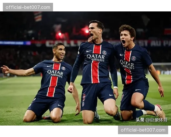 终场哨响，姆巴佩与纳瓦斯拥抱，或为在巴黎的欧冠最后一战